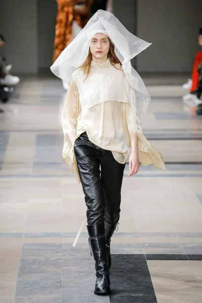 Look 16